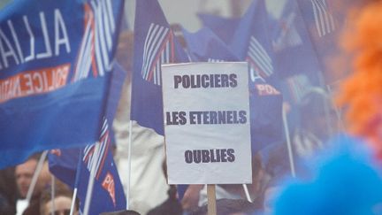 &nbsp; (Des milliers de policiers ont manifesté devant le ministère de la justice à Paris. © MaxPPP)