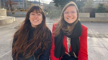 Solène (24 ans) et Audrey (25 ans), graphistes à Paris. (MANON MELLA / FRANCEINFO)