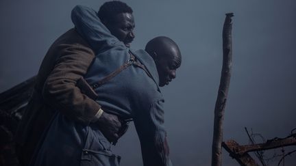 Les comédiens Omar Sy et&nbsp;Alassane Diong dans une scène du film "Tirailleurs" de&nbsp; Mathieu Vadepied.&nbsp; (MARIE-CLÉMENCE DAVID © 2022 - UNITÉ - KOROKORO - GAUMONT - FRANCE 3 CINÉMA - MILLE SOLEILS - SYPOSSIBLE AFRICA)