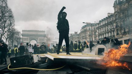 Un membre des black blocks sur les Champs-Elysées à Paris lors de la 18e journée de mobilisation des "gilets jaunes" samedi 16 mars 2019. (MATHIAS ZWICK / HANS LUCAS)