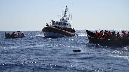 Des migrants secourus en mer par l'ONG espagnole Open Arms, près de Lampedusa (Italie), le 3 août 2023. (VALERIA FERRARO / ANADOLU AGENCY / AFP)