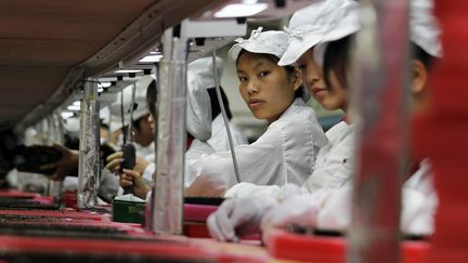 Des ouvriers de l'usine Foxconn de Longhua, en Chine, en mai 2010. (BOBBY YIP / REUTERS)