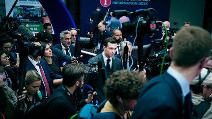 Une foule de journaliste entoure le président du Rassemblement national, en déplacement à Villepinte (Seine-Saint-Denis), le 19 juin 2024. (DANIEL DORKO / HANS LUCAS / AFP)