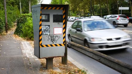 Un radar automatique vendalisé à Boulogne-Billancourt (Hauts-de-Seine). (MAXPPP)