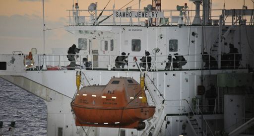 Commandos sud-coréens secourant un navire en mer d'Oman le 21 novembre 2011. (REUTERS - South Korean Navy - Handout)