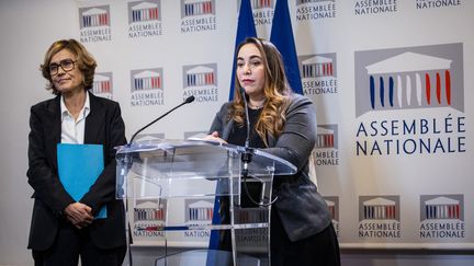 Sabrina Sebaihi, accompagnée de Béatrice Bellamy, le 23 janvier 2024, à l'Assemblée nationale. (AMAURY CORNU / HANS LUCAS)