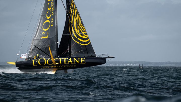 La skippeuse française Clarisse Crémer et le Britannique Alan Roberts naviguent sur leur Imoca L'Occitane en Provence lors de la course, Le Défi Azimut, au large de Lorient (Morbihan), le 24 septembre 2023. (NICOLAS PEHE / AFP)