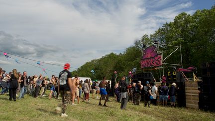 Au Teknival, un festival de musique techno, dans un champ à Villegongis, dans le centre de la France, le 18 mai 2023. (GUILLAUME SOUVANT / AFP)