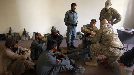 Des militaires am&eacute;ricains de l'OTAN entra&icirc;nent des policiers afghans dans la province de Kunar (Afghanistan), le 6 octobre 2011. (ERIK DE CASTRO / REUTERS)