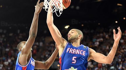 Nicolas Batum et Mouhammadou Jaiteh au combat (PASCAL GUYOT / AFP)