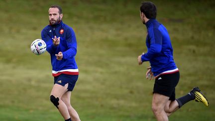 Le joueur de rugby Fr&eacute;d&eacute;ric Michalak fait une passe &agrave; Morgan Parra, le 7 octobre 2015 &agrave; Hensol (Grande-Bretagne). (FRANCK FIFE / AFP)