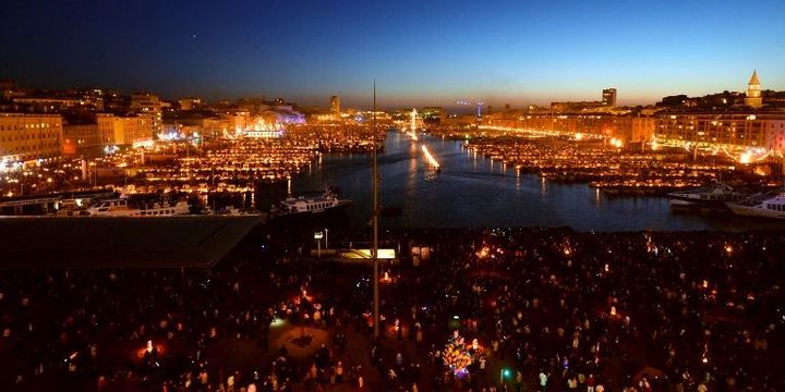 Le Vieux-Port "entre flammes et flots", le 3 mai 2013 : un spectacle de la compagnie Carabosse
 (GERARD JULIEN/AFP)