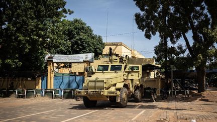 Un véhicule militaire devant le bâtiment de la télévision nationale du Burkina Faso, à Ouagadougou, samedi 1er octobre 2022. (OLYMPIA DE MAISMONT / AFP)