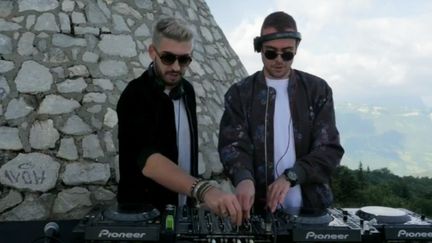 Lura et Ruggiero mixent devant la Croix du Nivolet 
 (France 3/ Culturebox)