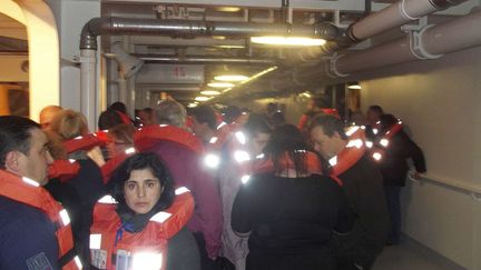 Ce n'est qu'une heure apr&egrave;s l'accident que l'&eacute;quipage a donn&eacute; l'alerte et d&eacute;cid&eacute; de sortir les chaloupes. (AP / SIPA)