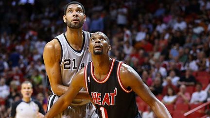 Chris Bosh au contact de Tim Duncan dans la raquette