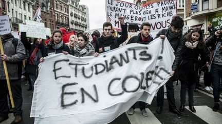 A Lille, les étudiants manifestent contre la loi Travail, mercredi 9 mars 2016. (JULIEN PITINOME / NURPHOTO / AFP)