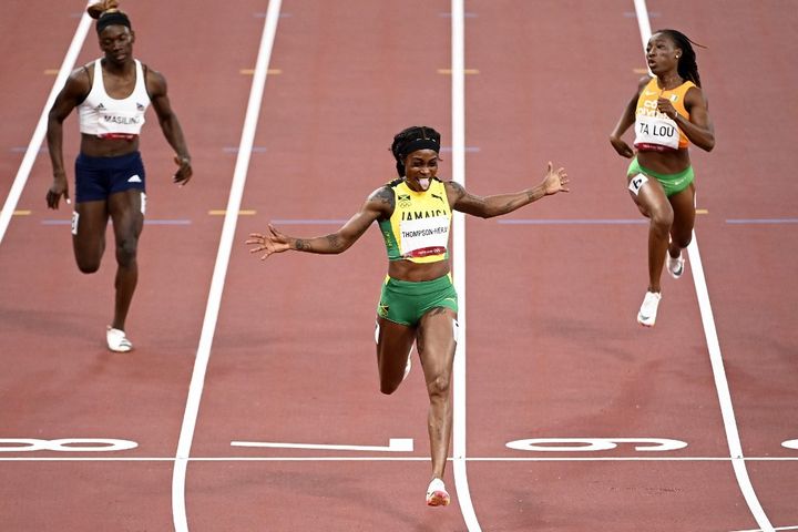 Elaine Thompson-Herah remporte la finale du 200 mètres&nbsp;aux Jeux Olympiques de Tokyo, le 3 août 2021.&nbsp; (HERVIO JEAN-MARIE / KMSP)