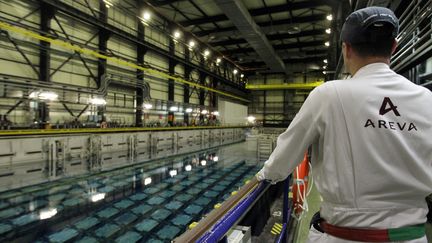 Un salari&eacute; d'Areva devant une piscine de refroidissement de l'usine de la Hague (Manche), le 22 novembre 2011. (KENZO TRIBOUILLARD / AFP)