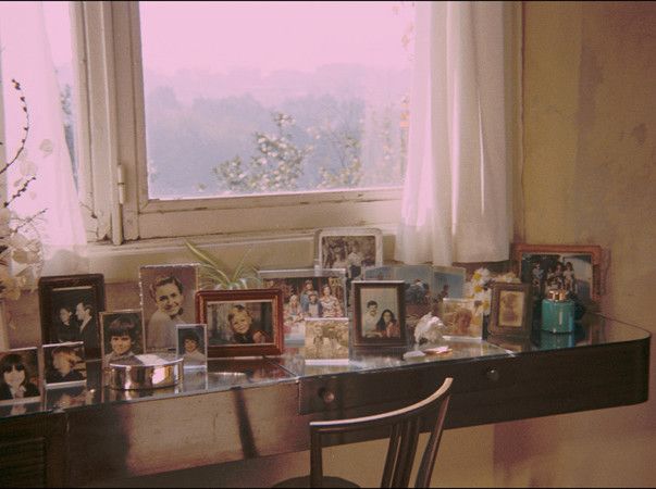 Cadres de photos de famille chez Manoel de Oliveira dans "Visite ou mémoires et confessions"
 (Copyright Epicentre Films)