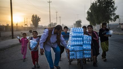 Les combats font toujours rage dans un quart de la partie orientale de la ville coupée en deux par le Tigre, qui traverse la ville du Nord au Sud. Les membres de Daech se fondent dans la population pour éviter les frappes aériennes. Il se déplacent à l'aide de tunnels et lancent des voitures piégées sur leurs ennemis. De son côté, l'armée irakienne utilise des drônes pour traquer les insurgés. (Odd Andersen /afp)