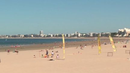 Une nouvelle vague de chaleur s'abat sur la France, lundi 11 juillet.&nbsp;C'est déjà la seconde en un mois.&nbsp;Chacun s'y prépare avec ses petites astuces, au camping comme à la plage. (FRANCE 3)