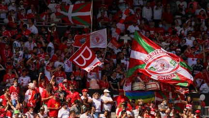 Des supporters de Biarritz (Pyrénées-Atlantiques), le 12 juin 2021 au stage Aguiléra, à Biarritz. (THIBAULT SOUNY / AFP)