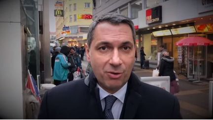 Jonas Lazar, conseiller du Premier ministre hongrois, dans une vidéo à Viennes, en Autriche, postée le mardi 6 mars 2018. (JONAS LAZAR / YOUTUBE)