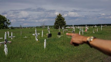 Des tombes de peuples autochtones découvertes dans le cimetière de Saddle Lake (Canada). (COLE BURSTON / AFP)