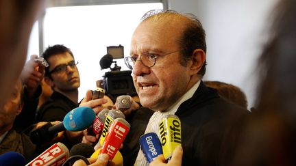 L'avocat de Jacques Servier, Herv&eacute; Temime, s'exprime devant la presse, le 21 mai 2012, lors de la reprise du proc&egrave;s p&eacute;nal des laboratoires Servier&nbsp;dans l'affaire du Mediator, &agrave; Nanterre (Hauts-de-Seine). (MAXPPP)