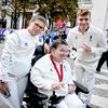 La championne paralympique de boccia Aurélie Aubert (au centre) et Léon Marchand (à droite), membre de l'équipe d'athlètes LVMH, lors de la parade des champions, le 14 septembre 2024. (HAHN LIONEL / KMSP / AFP)