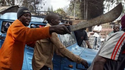 Six ans après, plus de 1.000 personnes de différentes ethnies étaient tuées et des centaines de milliers d’autres déplacées suite à la réélection du président Mawai KIbaki face à Raila Odinga.

Une fois de plus, le caractère ethnique des violences a été mis en avant pour expliquer ces révoltes, alors qu’elles trouvent surtout leur origine dans les inégalités économiques et les disparités entre les régions. (REUTERS / Noor Khamis)