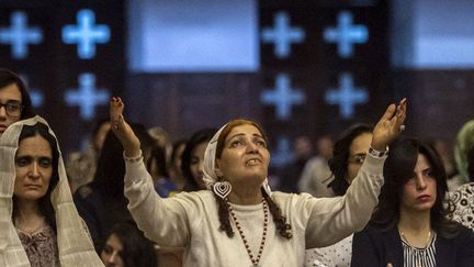 Une fidèle durant la messe du samedi saint, le 15 avril 2017, en la cathédrale st-Marc du Caire (KHALED DESOUKI / AFP)