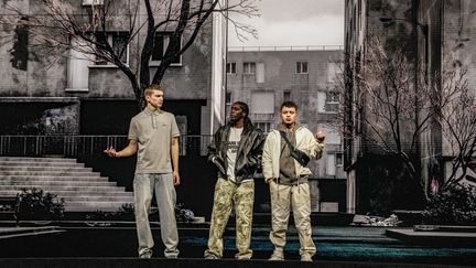 Vinz (Alexander Ferrario), Hubert (le rappeur Alivor) et Saïd (Samy Belkessa) dans le spectacle "La Haine - Jusqu'ici rien n'a changé" de Mathieu Kassovitz. (YAMAN OKUR)