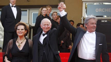 Alain Delon and Gilles Jacob, hand in hand at the Cannes Film Festival in 2010, with Italian actress Claudia Cardinale, for the film The Leopard. Illustration. (FRANCOIS GUILLOT / AFP)