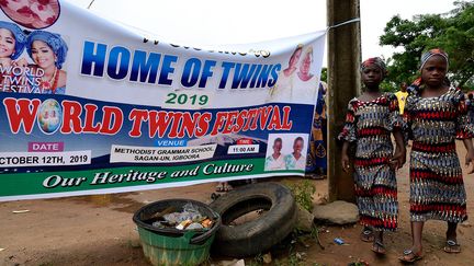 Les démographes affirment que le pays Yoruba, qui s'étend du sud-ouest du Nigeria au Bénin voisin, compte beaucoup plus de naissances de gémellaires que le reste du monde. Pour célébrer cette particularité, une fois par an, tous les jumeaux, hommes, femmes, enfants et nouveau-nés se retrouvent pour un festival en leur honneur. (PIUS UTOMI EKPEI / AFP)