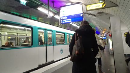 Des internautes dénoncent l'expérimentation de sièges "anti-SDF" dans le métro parisien. (MAXPPP)