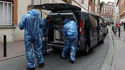 Des sp&eacute;cialistes de l'identit&eacute; judiciaire emportent dans leur v&eacute;hicule le corps de l'&eacute;tudiante retrouv&eacute;e morte &agrave; Toulouse, le 4 ao&ucirc;t 2015. (STRINGER / AFP)