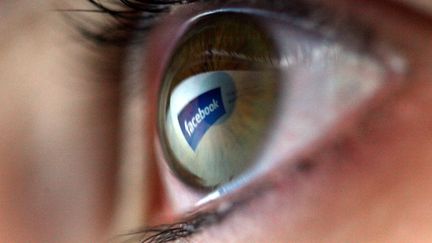 Le logo Facebook se reflète dans un oeil. (CHRIS JACKSON / GETTY IMAGES EUROPE)