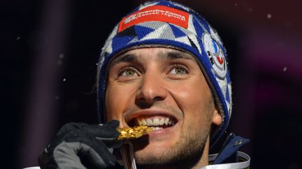 Le Fran&ccedil;ais Jason Lamy Chappuis sur le podium apr&egrave;s avoir remport&eacute; la m&eacute;daille d'or du championnat du monde de combin&eacute; nordique, le 23 f&eacute;vrier 2013, &agrave; Cavalese (Italie). (ANDREAS SOLARO / AFP)