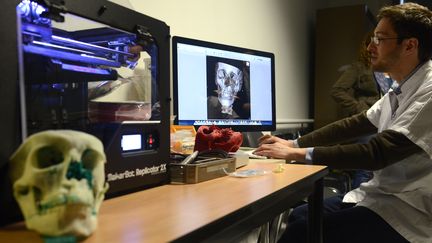 Un employ&eacute; pr&eacute;pare la reproduction en 3D d'un cr&acirc;ne au Centre hospitalier universitaire (CHU) de Dijon (C&ocirc;te-d'Or), le 12 mars 2014. (JEAN-PHILIPPE KSIAZEK / AFP)