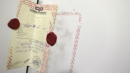 Une photo, prise le 22 avril 2015, montre le scell&eacute; sur la porte de la chambre d'&eacute;tudiant o&ugrave; vivait Sid Ahmed Ghlam, &agrave; Paris. (KENZO TRIBOUILLARD / AFP)