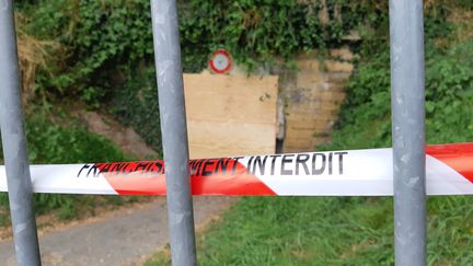 Les policiers de Mont-de-Marsan ont barré l'accès au tunnel sous la voie ferrée situé au bout de la rue du ruisseau à Mont de Marsan dimanche 7 juillet 2019 après la découverte du corps de Johanna Blanes, 24 ans. (FRÉDÉRIC DENIS / FRANCE-BLEU GASCOGNE)