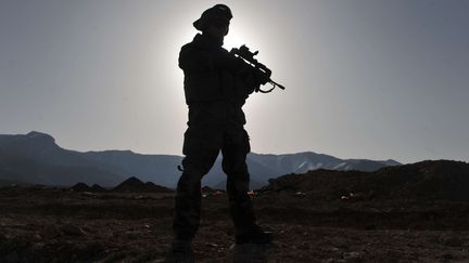 Un soldat fran&ccedil;ais dans le district de Surobi, dans la province de Kaboul&nbsp;(Afghanistan), le 14 mars 2012.&nbsp; (SHAH MARAI / AFP)