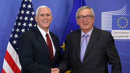 Le vice-président américain Mike Pence et le président de la Commission européenne, Jean-Claude Juncker, à Bruxelles, le 20 février 2017. (DURSUN AYDEMIR / ANADOLU AGENCY)