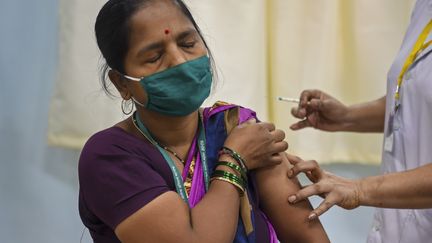 Une soignante de l'hôpital Rajawadi de Mumbai (Inde) vaccinée contre le Covid-19, le 19 janvier 2021 (PUNIT PARANJPE / AFP)