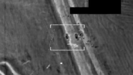 Cette capture d'&eacute;cran d'une vid&eacute;o transmise le 8 ao&ucirc;t par les autorit&eacute;s am&eacute;ricaines montre une cible dans le nord de l'Irak, depuis un avion de combat F/A-18 Hornet am&eacute;ricain. (CENTCOM / AFP)