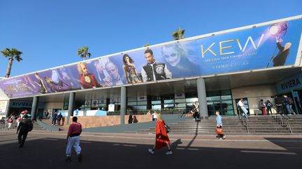 Devant le Palais des festivals, pendant le MIPCOM en 2019.&nbsp; (VALERY HACHE / AFP)