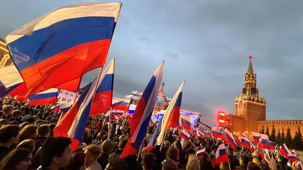 Des Russes fêtent&nbsp;l'annexion des quatre territoires ukrainiens, le 30 septembre 2022 à Moscou. (STRINGER / AFP)