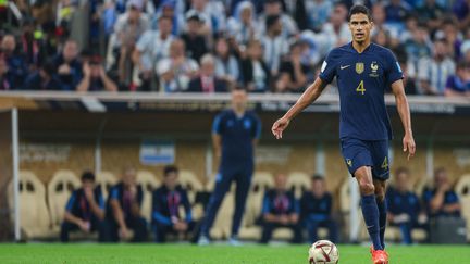 Raphaël Varane à l'occasion de sa 93e et dernière sélection avec l'équipe de France, lors de la finale de la Coupe du monde au Qatar contre l'Argentine, le 18 décembre 2022. (WILLIAM VOLCOV / AFP)